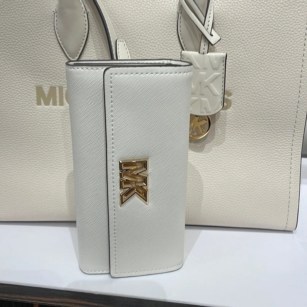 Michael Kors Mimi Large Saffiano Leather Bi-Fold Continental Wallet
Optic White - Picture 7 of 16